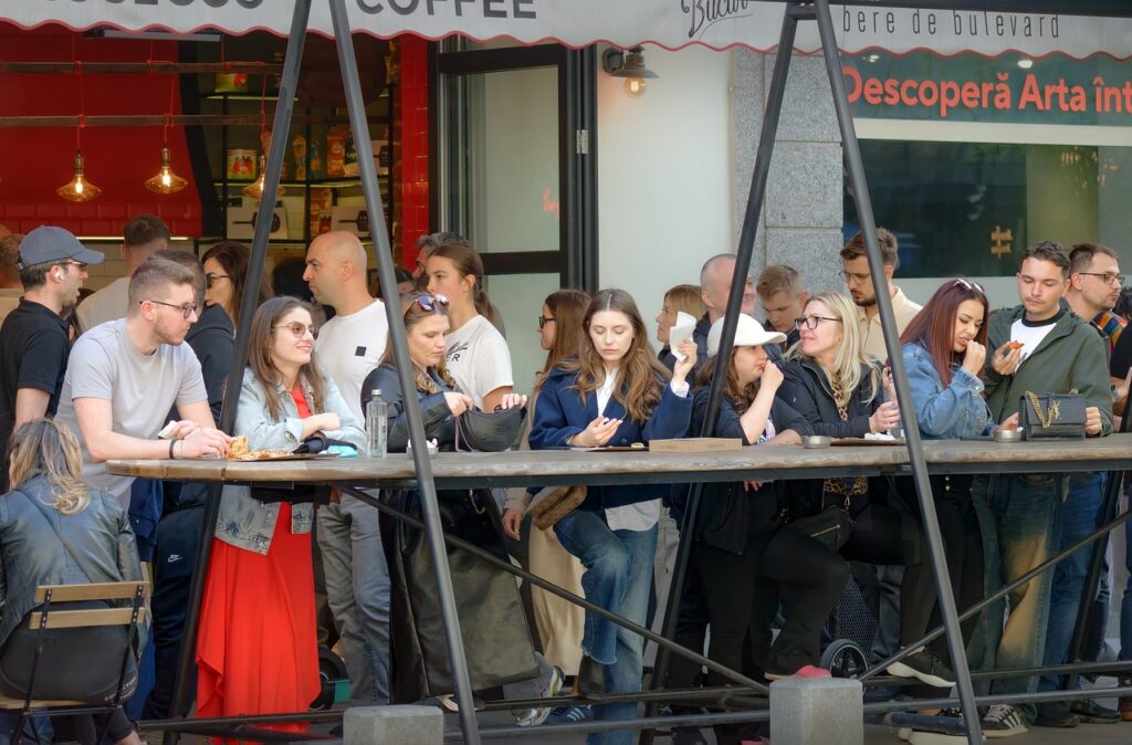 snapshot, people, outdoor, terrace, brasserie, waiting, drinks, foods, shop, recreation, entertainment, urban, lifestyle